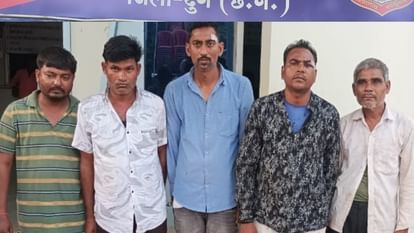 Durg: बीच सड़क शराब पार्टी कर रहे लोगों ने पुलिस पर किया हमला, पांच आरोपी गिरफ्तार Five people arrested for attacking police