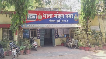 दुर्ग: शादी समारोह में गए मंत्रालय के कर्मचारी के साथ पुलिसकर्मी ने की पिटाई, आरक्षक के खिलाफ मामला दर्ज A police officer assaulted a ministry employee who was attending a wedding ceremony a case has been registered