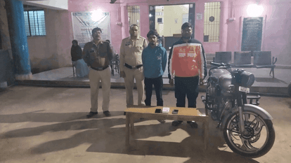 डिजिटल ठगी का नया पैंतरा: आईफोन खरीदने के बाद फर्जी स्क्रीनशॉट दिखाकर ठगी, दो आरोपी गिरफ्तार person defrauded of 70000 rupees by being shown fake screenshots After buying iPhone