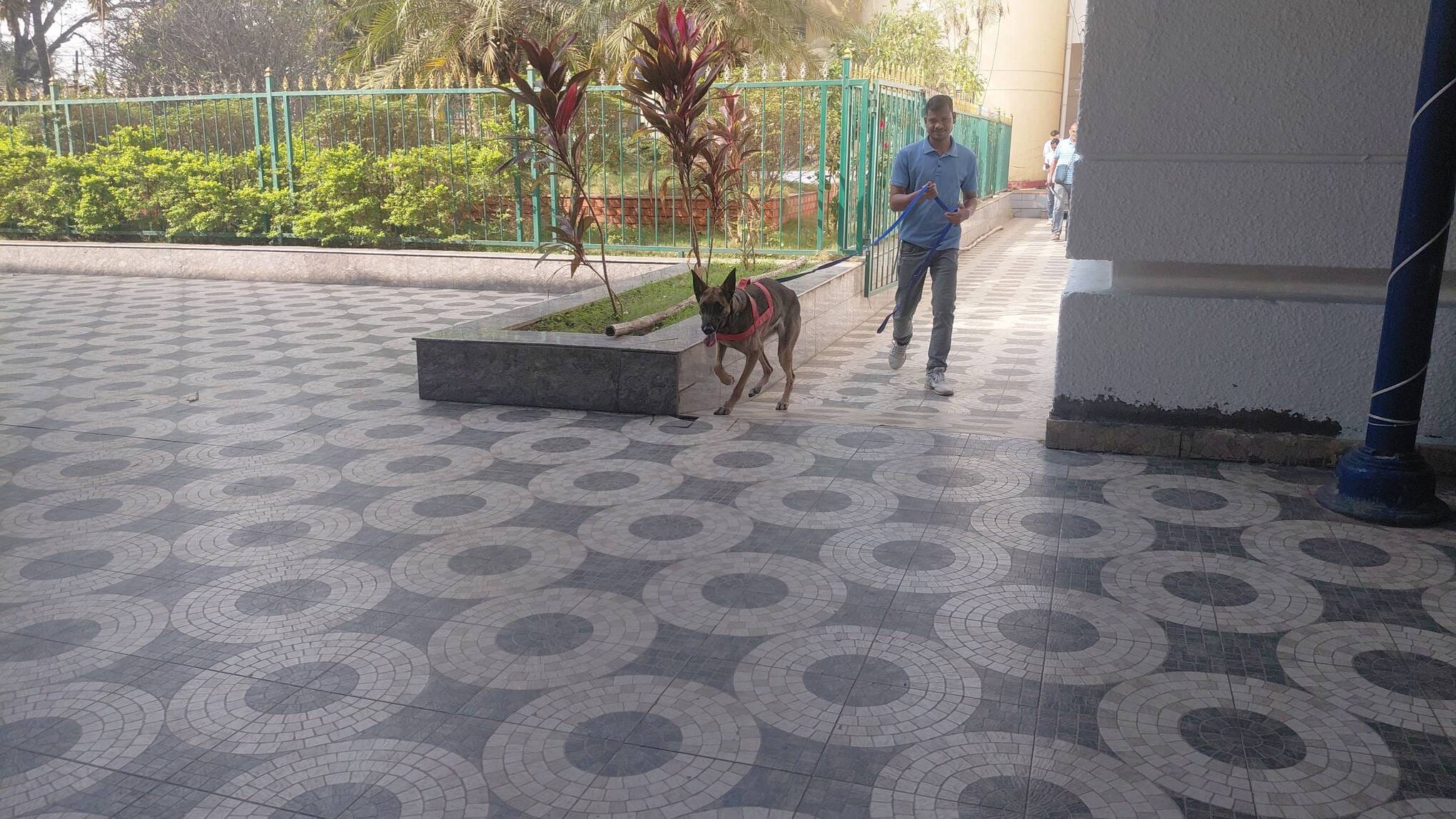 साईं मंदिर के गार्ड को बांधकर बनाकर मंदिर में चोरी साईं मंदिर के गार्ड को बांधकर बनाकर मंदिर में चोरी