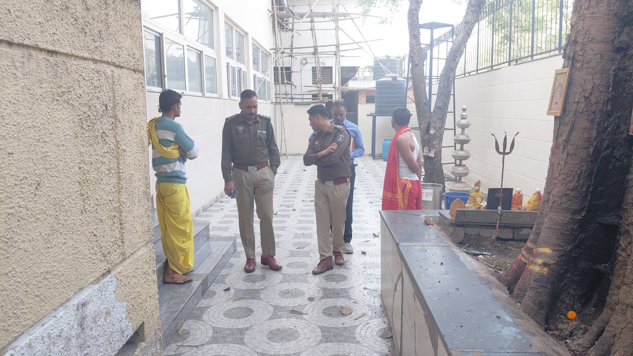 साईं मंदिर के गार्ड को बांधकर बनाकर मंदिर में चोरी साईं मंदिर के गार्ड को बांधकर बनाकर मंदिर में चोरी